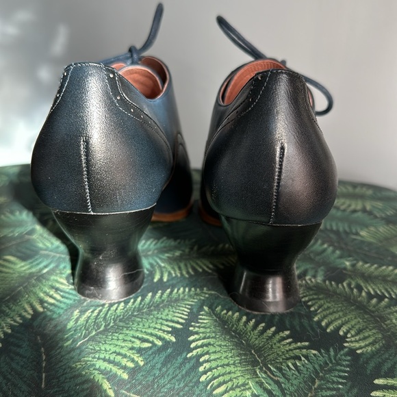 The Londoner by American Duchess oxford leather shoe. Size 7 Navy. Barely worn. - Picture 4 of 8